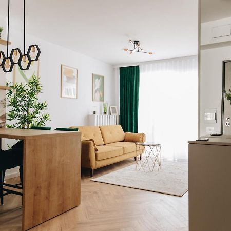 Tulip Apartment Орадя Экстерьер фото