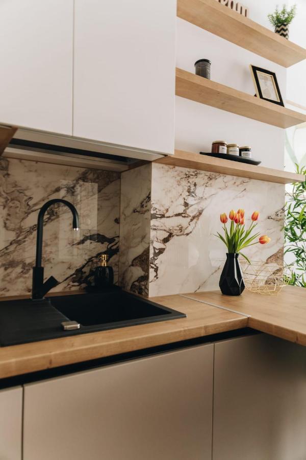 Tulip Apartment Орадя Экстерьер фото