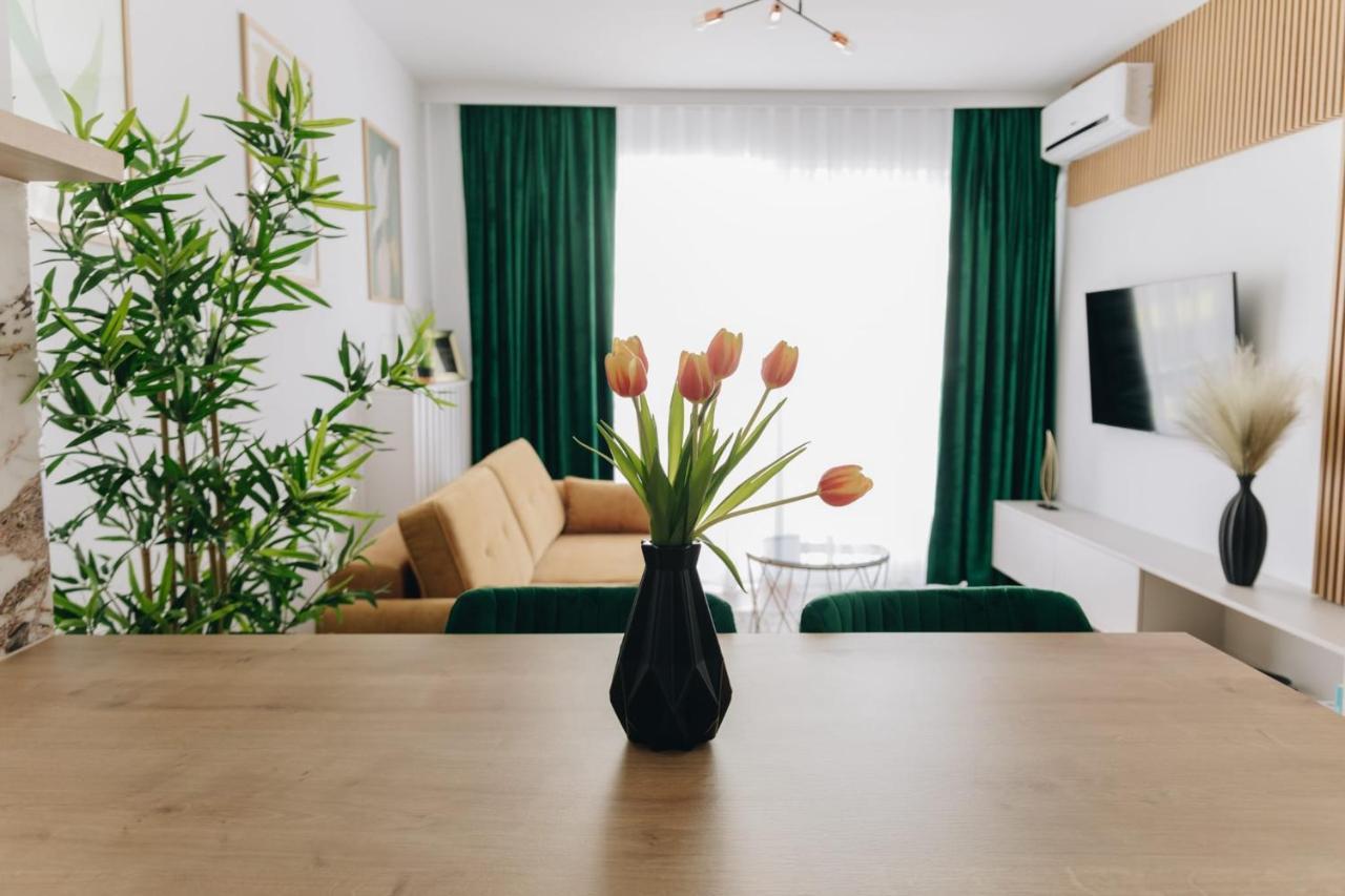 Tulip Apartment Орадя Экстерьер фото
